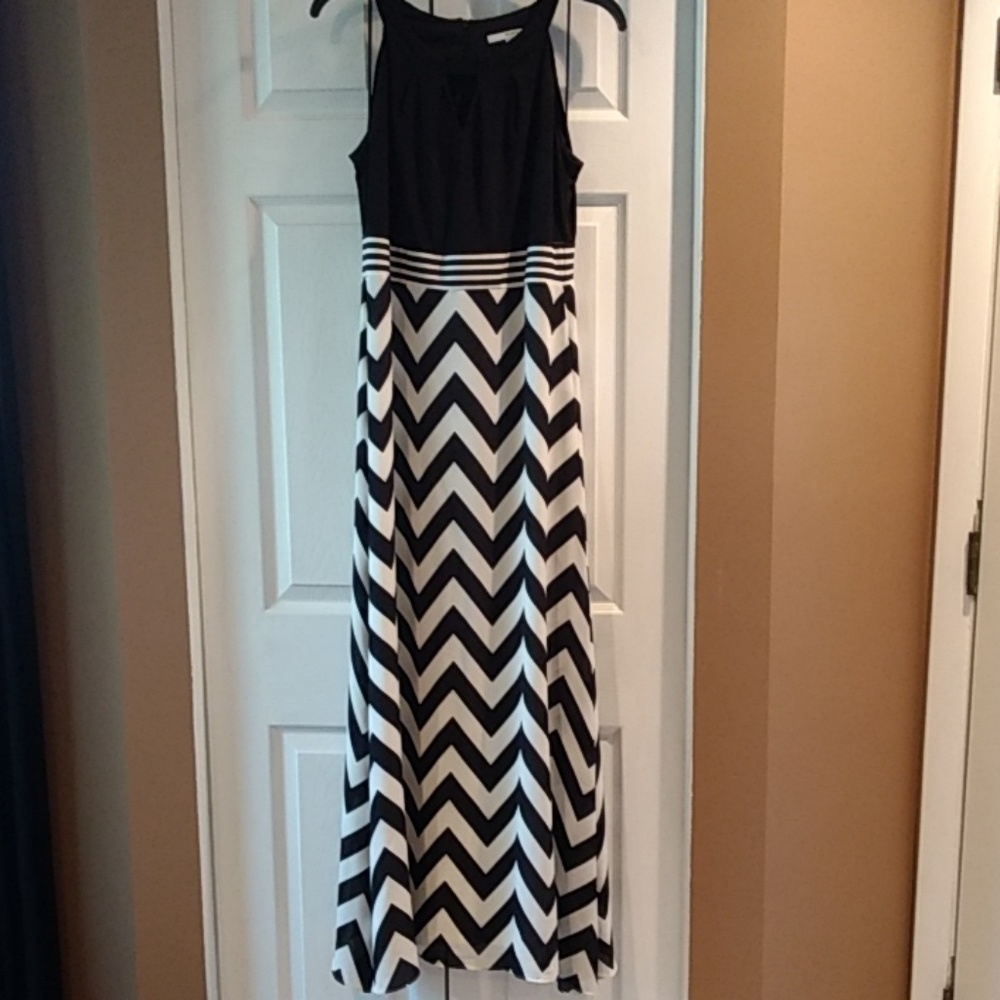 Studio One-Black & White Long Sleeveless Dress